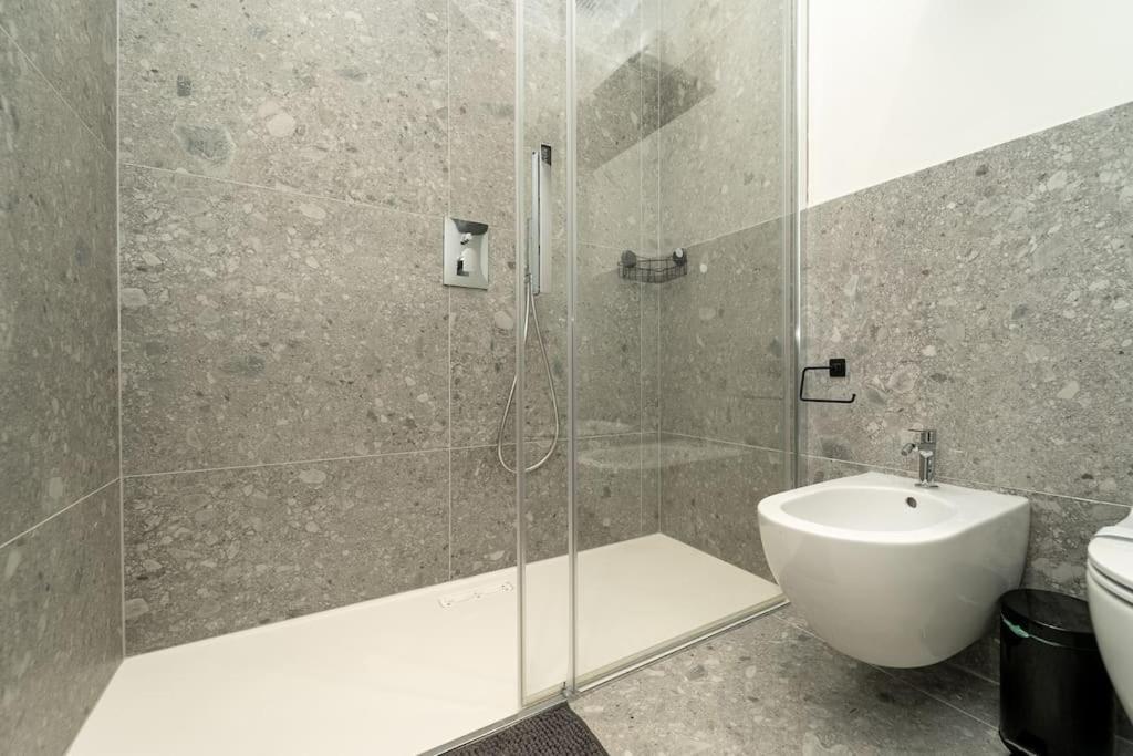 Apt 2 Min From The Cathedral With Private Parking Côme Esterno foto